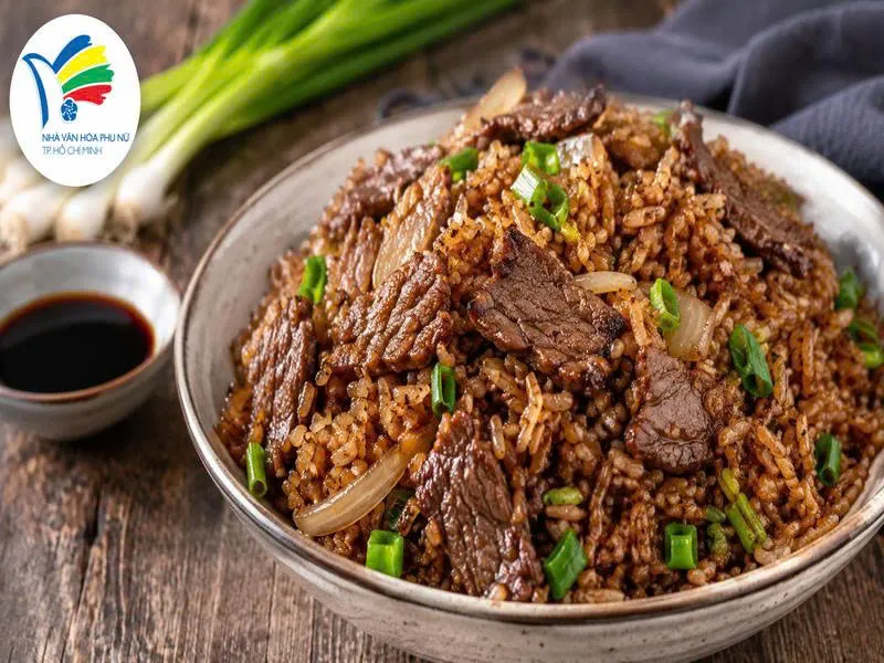 Cơm chiên bò hắc xì dầu đậm đà với thịt bò mềm, hạt cơm săn tơi và hương thơm hấp dẫn. Cơm chiên bò hắc xì dầu đậm đà với thịt bò mềm, hạt cơm săn tơi và hương thơm hấp dẫn.