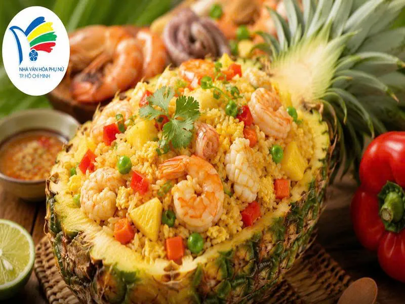 Cơm chiên hải sản trái thơm kết hợp tôm, mực, rau củ và vị ngọt thanh tự nhiên từ thơm. Cơm chiên hải sản trái thơm kết hợp tôm, mực, rau củ và vị ngọt thanh tự nhiên từ thơm.