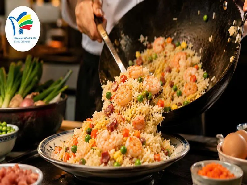 Cơm chiên Dương Châu đầy màu sắc với tôm, trứng, lạp xưởng, đậu Hà Lan và rau củ, phù hợp cho bữa ăn gia đình. Cơm chiên Dương Châu đầy màu sắc với tôm, trứng, lạp xưởng, đậu Hà Lan và rau củ, phù hợp cho bữa ăn gia đình.