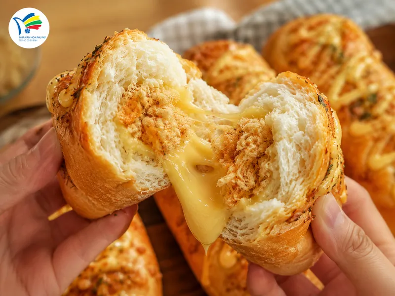 Bánh mì chà bông xốt phô mai tan chảy với phần ruột mềm xốp, chà bông đậm đà và lớp phô mai béo thơm hấp dẫn.