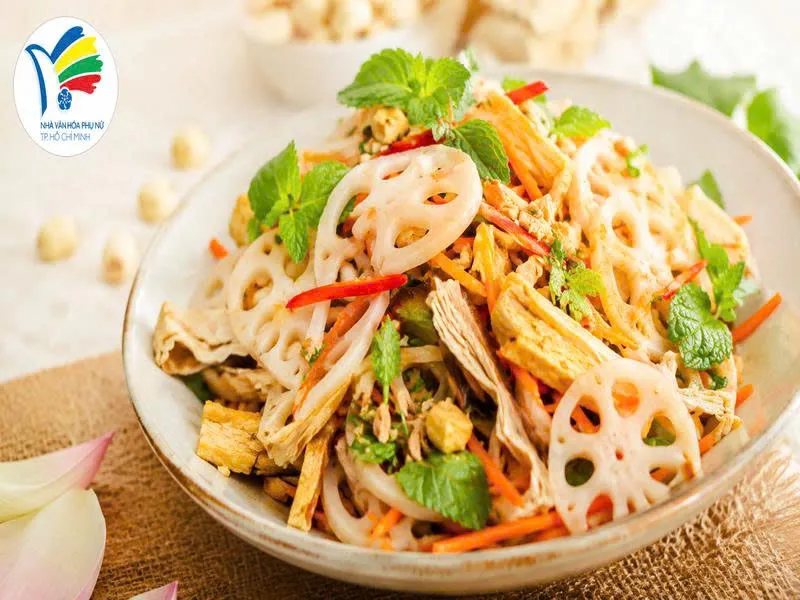 Gỏi sen tam bảo chay giòn mát với ngó sen, rau củ, nấm và các nguyên liệu chay hài hòa. 