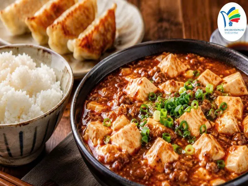 Đậu hũ Mapo Tofu mềm béo, hòa quyện cùng nước sốt đậm đà và cơm nóng, tạo nên hương vị hài hòa cho set cơm Chyuka. Đậu hũ Mapo Tofu mềm béo, hòa quyện cùng nước sốt đậm đà và cơm nóng, tạo nên hương vị hài hòa cho set cơm Chyuka.