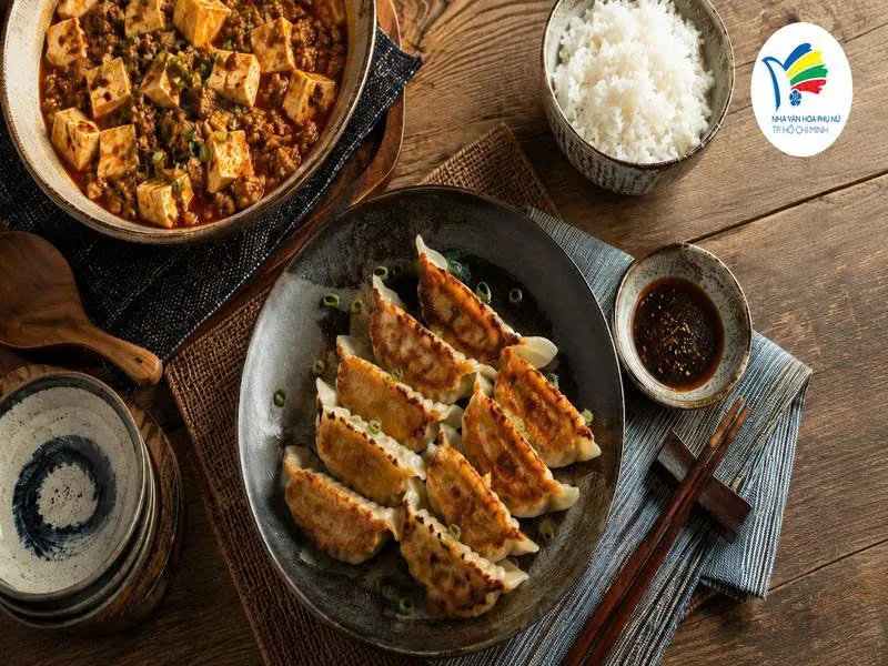 Sủi cảo áp chảo Yaki Gyoza vàng giòn bên ngoài, mềm mọng phần nhân, dùng kèm nước chấm đậm vị. Sủi cảo áp chảo Yaki Gyoza vàng giòn bên ngoài, mềm mọng phần nhân, dùng kèm nước chấm đậm vị.