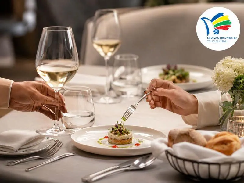 Thao tác dùng dao, nĩa và ly nhẹ nhàng thể hiện sự tinh tế, tôn trọng không gian chung và người cùng bàn. 