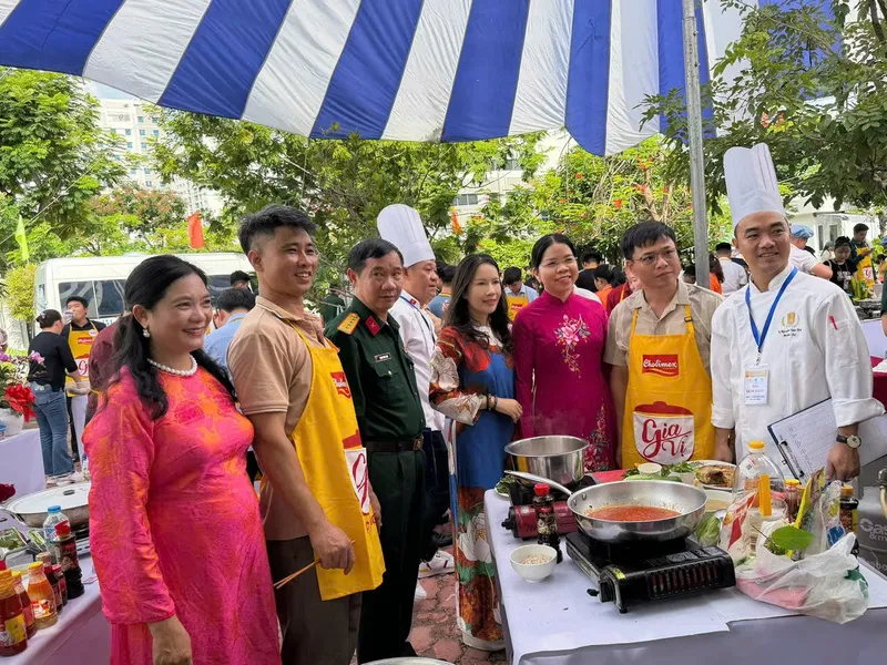 Hội thi nấu ăn "Khi người đàn ông vào bếp" với chủ đề "Vào bếp bằng cả trái tim".