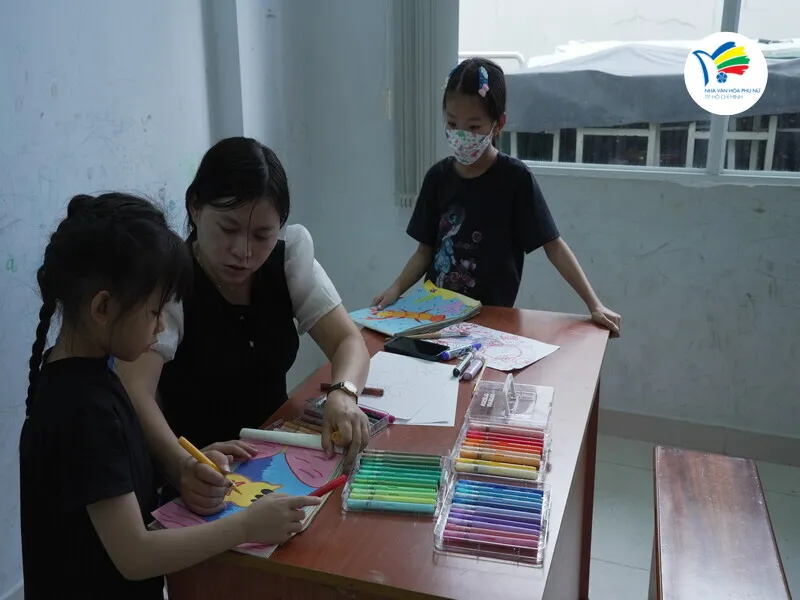 Các em nhỏ được giáo viên hướng dẫn kỹ thuật vẽ, phối màu và giao lưu kết nối vào cuối tuần. 