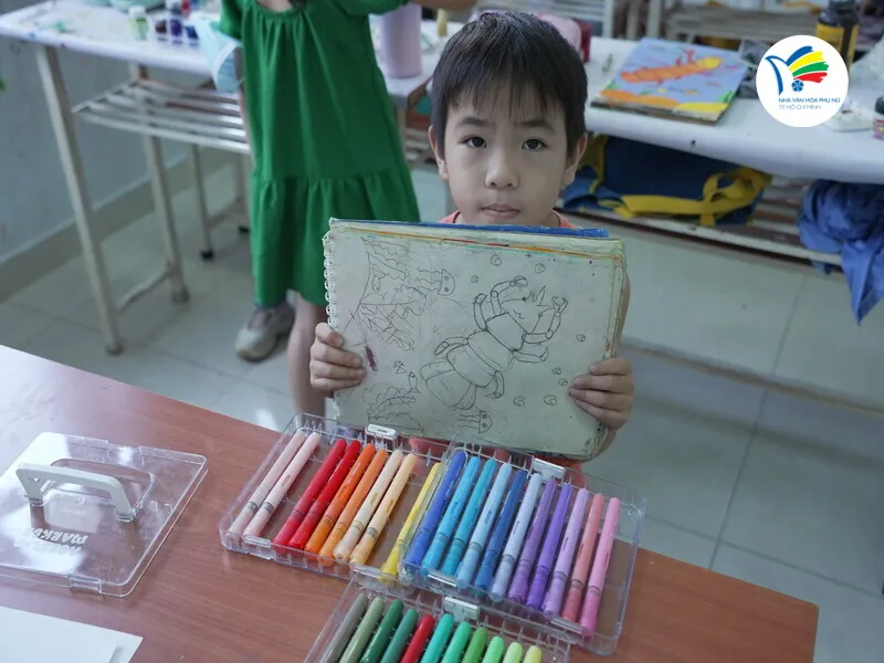 Hội họa và tranh tô màu giúp trẻ làm quen màu sắc, rèn luyện tư duy sáng tạo cùng sự khéo léo. 