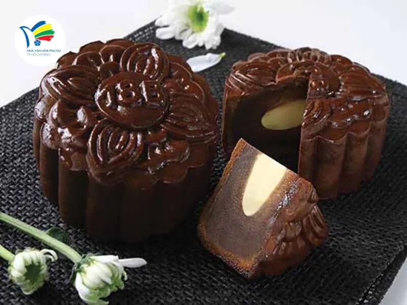 Nhà Văn hóa Phụ nữ TP.HCM tổ chức lớp thực hành làm bánh trung thu nướng vỏ socola nhân phô mai tiramisu, giúp học viên trải nghiệm ẩm thực hiện đại kết hợp truyền thống. 