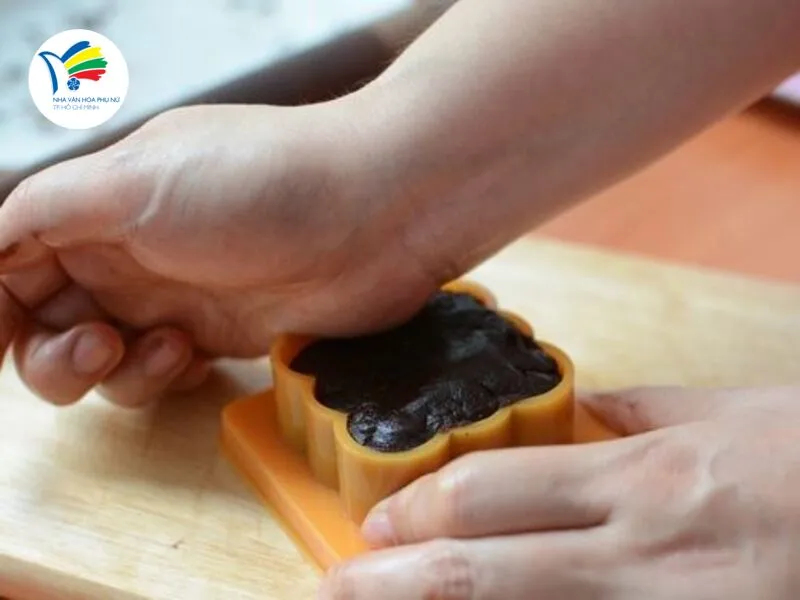 Bánh trung thu hiện đại phát triển theo xu hướng tự làm, giúp gắn kết gia đình, chủ động điều chỉnh hương vị và thúc đẩy các lớp học làm bánh dịp Trung thu. 