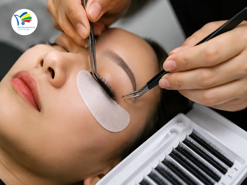 Kỹ thuật mi mắt ướt thịnh hành được Nhà Văn hóa Phụ nữ TP.HCM đưa vào giảng dạy nhờ hiệu ứng độc đáo. 