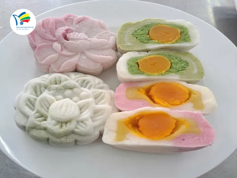 Bánh dẻo ngày nay có nhiều nhân mới lạ, làm phong phú ẩm thực Trung thu và truyền cảm hứng làm bánh. Bánh dẻo ngày nay có nhiều nhân mới lạ, làm phong phú ẩm thực Trung thu và truyền cảm hứng làm bánh.