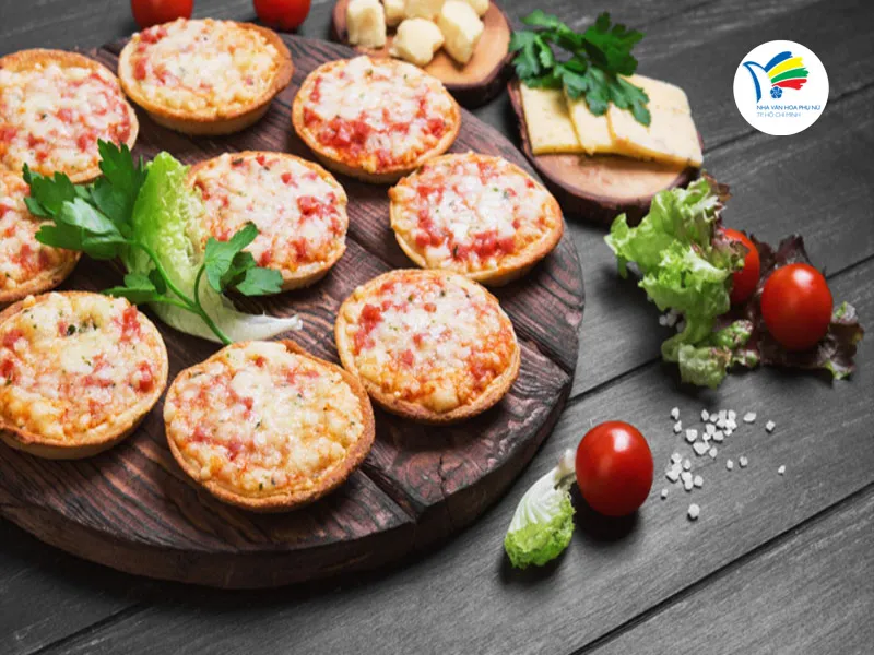 Pizza mini là món bánh mặn nhỏ gọn, đa dạng nhân, phù hợp cho tiệc nhẹ và dễ biến tấu.