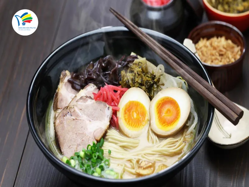 Ramen hấp dẫn và đa dạng nhờ sự kết hợp phong phú giữa sợi mì, nước dùng và topping. 