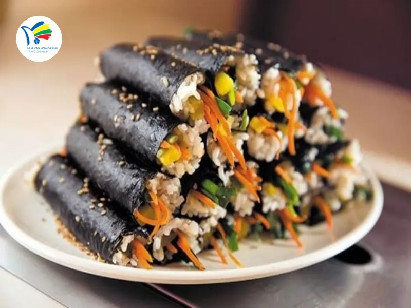 Cơm cuộn trứng, thịt, rau củ đẹp mắt, bổ dưỡng, thích hợp cho bữa trưa và dã ngoại. 
