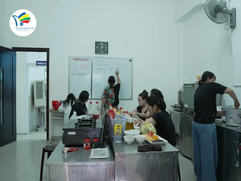 NVHPN thường xuyên tổ chức những lớp học chuyên đề nấu ăn đa dạng để người học nâng cao trãi nghiệm và yêu thêm mâm cơm gia đình