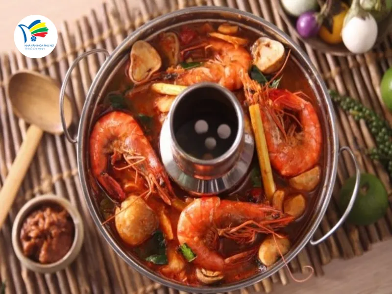 Lẩu Tom Yum vị chua cay đặc trưng đang là món ăn hot trend, được rất nhiều người ưa thích. 