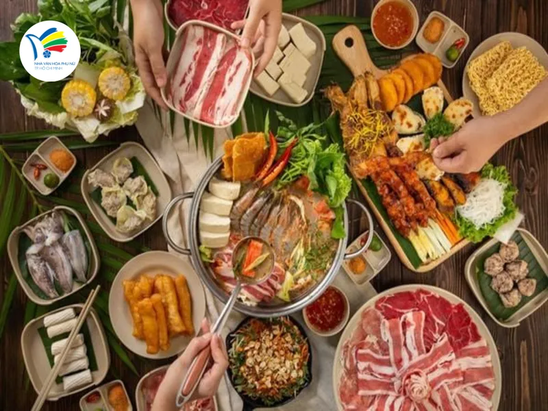Lẩu cá vị chua thanh, kết hợp cá tươi và rau, là món ăn hài hòa trong bữa cơm gia đình. 