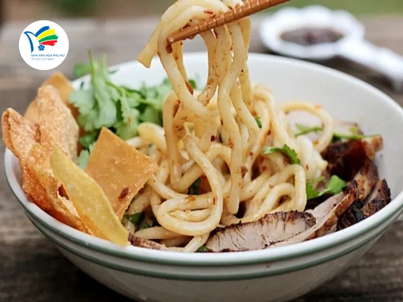 Cao lầu Hội An nổi bật với sợi mì đặc trưng, kết hợp thịt và rau xanh tạo hương vị hài hòa. 