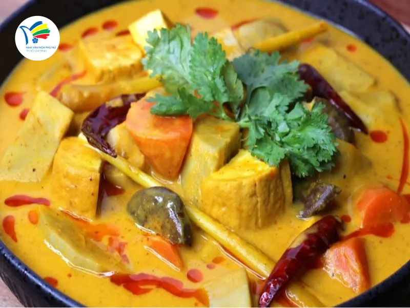 Cà ri chay thơm béo từ củ quả, nấm và nước cốt dừa là món tiệc chay quen thuộc. 
