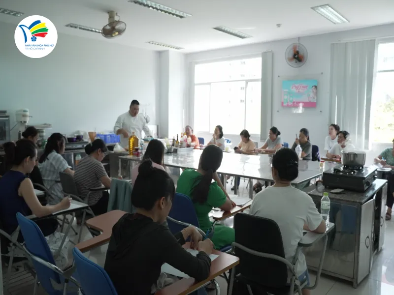 Lớp học nấu ăn chay tại Nhà Văn hóa Phụ nữ TP.HCM cung cấp nhiều bí quyết thực tế, dễ áp dụng. 