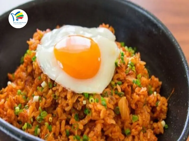 Kim chi quyết định hương vị và màu sắc món cơm chiên, vì vậy cần nếm trước khi thêm gia vị. Kim chi quyết định hương vị và màu sắc món cơm chiên, vì vậy cần nếm trước khi thêm gia vị.
