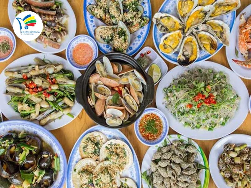 Quan sát thực hành giúp hoàn thiện kỹ năng nấu hải sản; có thể học thêm tại Nhà Văn hóa Phụ nữ TP.HCM. 
