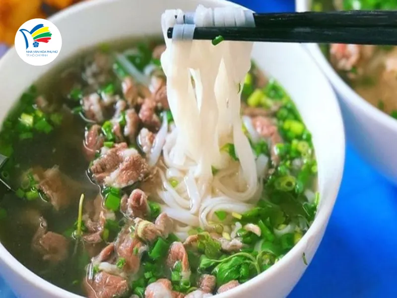 Nêm nước dùng từng chút với muối, đường phèn, nước mắm sao cho vị đậm vừa phải, hòa hợp toàn bộ món phở. Nêm nước dùng từng chút với muối, đường phèn, nước mắm sao cho vị đậm vừa phải, hòa hợp toàn bộ món phở.