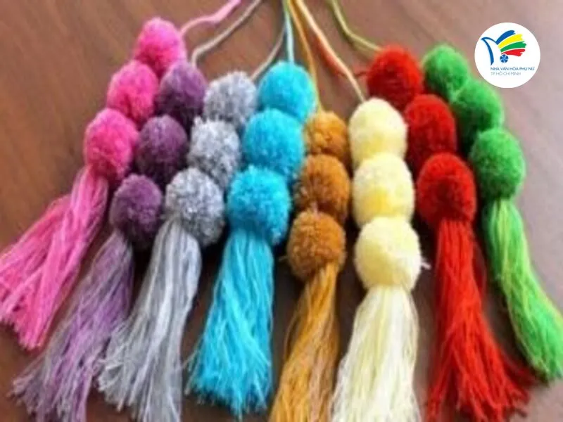 Tạo hình pompom cần phối hợp hài hòa tỷ lệ và các chi tiết để thành phẩm cân đối, sinh động.