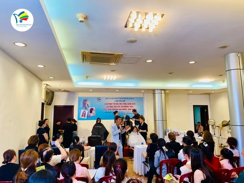 Người tham dự theo dõi phần hướng dẫn thực hành tại chuyên đề kỹ thuật tóc do Nhà Văn hóa Phụ nữ TP.HCM tổ chức 