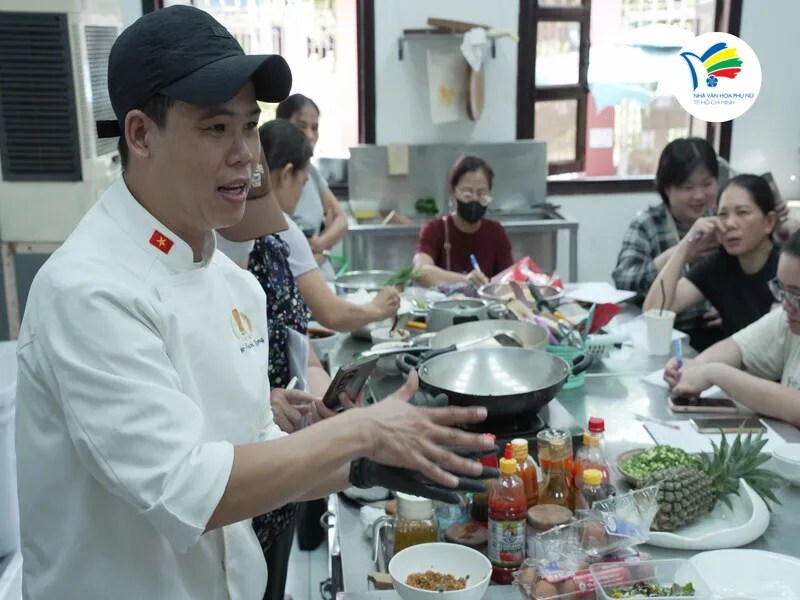 Người học theo dõi phần hướng dẫn thực hành tại một chuyên đề chế biến thực phẩm của Nhà Văn hóa Phụ nữ TP.HCM.