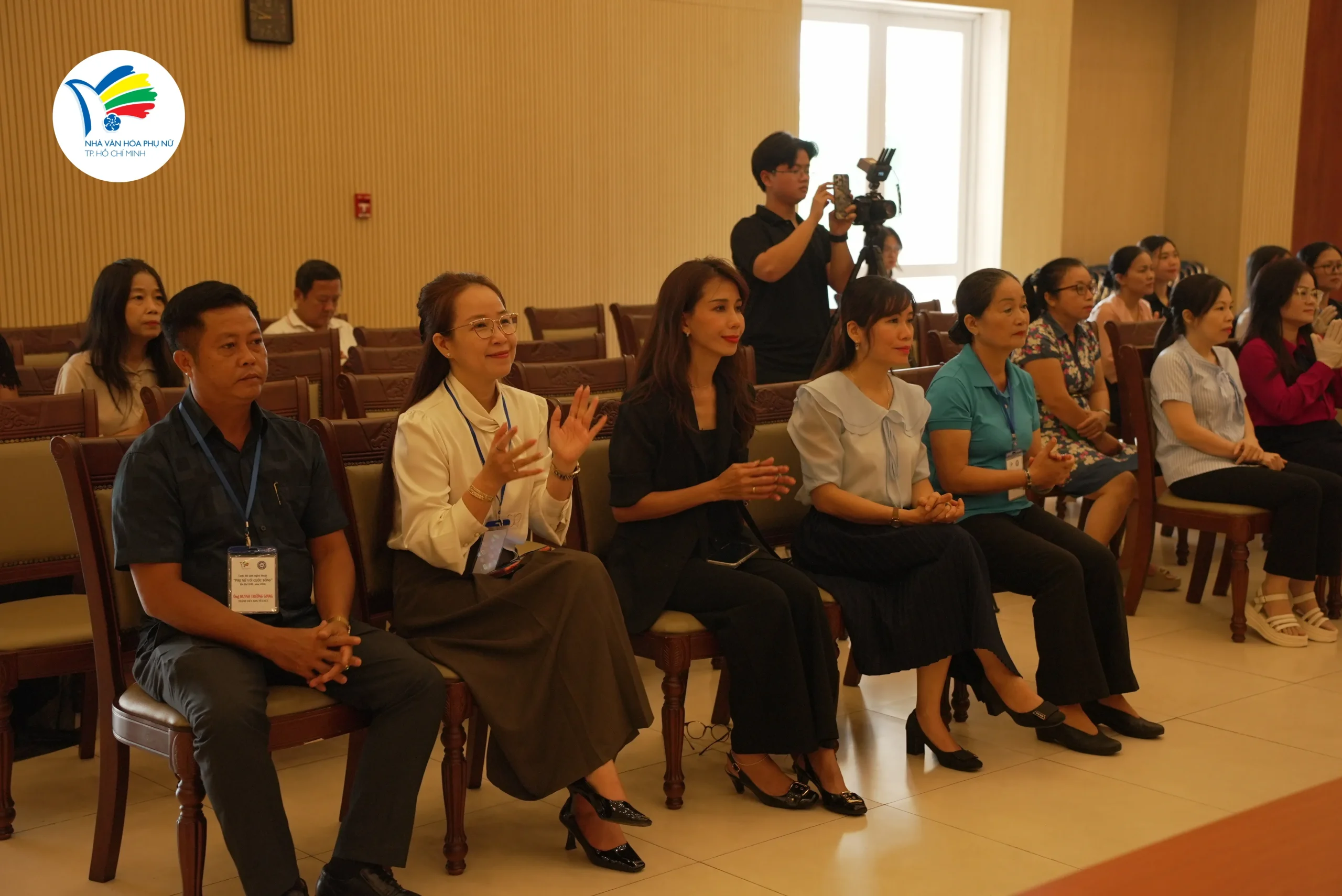 Cuộc thi nhiếp ảnh tôn vinh phụ nữ, thiết thực chào mừng các dấu mốc ý nghĩa trong tháng 10. Cuộc thi nhiếp ảnh tôn vinh phụ nữ, thiết thực chào mừng các dấu mốc ý nghĩa trong tháng 10.