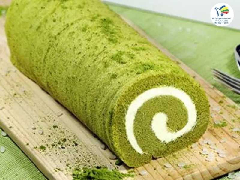 MÓN NGON VỊ TRÀ XANH - BÁNH BÔNG LAN CUỘN KEM TƯƠI VỊ TRÀ XANH VÀ ĐẬU ĐỎ AZUKI 7 Cuộn bánh nhẹ tay và đều lực giúp giữ form bánh đẹp, hạn chế nứt vỡ và tạo đường xoắn tròn đều cho thành phẩm.