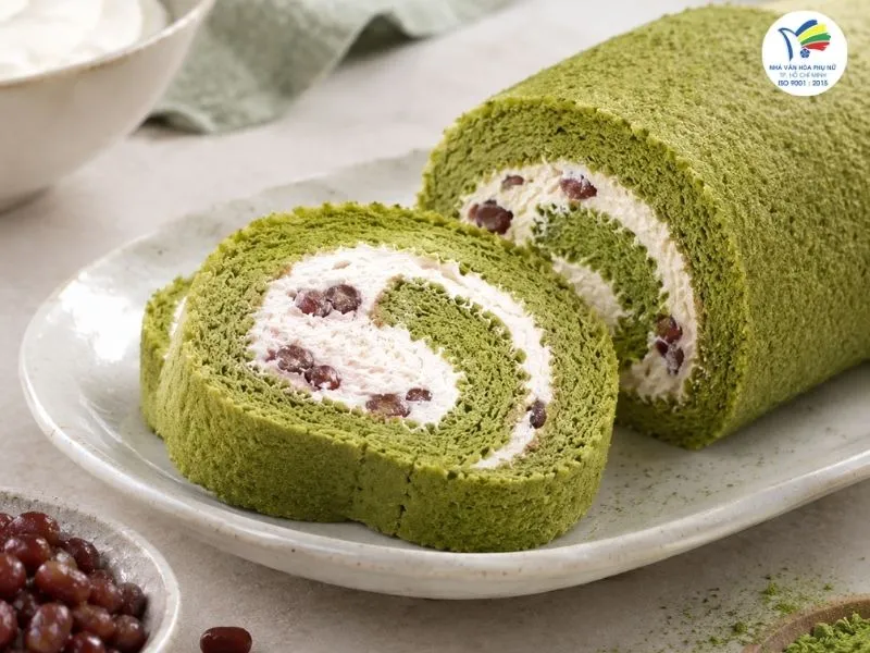 MÓN NGON VỊ TRÀ XANH - BÁNH BÔNG LAN CUỘN KEM TƯƠI VỊ TRÀ XANH VÀ ĐẬU ĐỎ AZUKI 6 Bánh bông lan trà xanh cuộn kem tươi và đậu đỏ Azuki với cốt bánh mềm xốp, vị trà xanh thanh nhẹ hòa quyện cùng kem tươi béo mịn và đậu đỏ bùi ngọt.