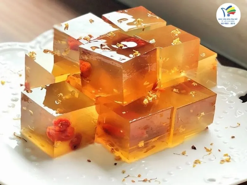 MÓN TRÁNG MIỆNG GIẢI NHIỆT DỄ LÀM: CHÈ THÁI SẦU RIÊNG - THẠCH QUẾ HOA 7 Thạch quế hoa trong veo, hấp dẫn với hương thơm dịu nhẹ cùng kết cấu mềm mát.
