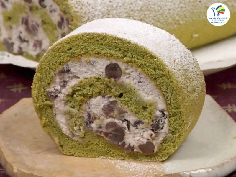 MÓN NGON VỊ TRÀ XANH - BÁNH BÔNG LAN CUỘN KEM TƯƠI VỊ TRÀ XANH VÀ ĐẬU ĐỎ AZUKI 8 Bánh bông lan cuộn matcha sẽ ngon và đạt chuẩn hơn khi khắc phục được các lỗi thường gặp khi làm bánh.