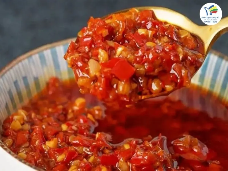 CÁCH NẤU VỊT TIỀM THƯỢNG HẢI: MÌ TRỘN XỐT DẦU HÀO THẤM VỊ, ĂN KÈM SA TẾ TỎI 7 Sa tế tỏi được dùng kèm để người thưởng thức chủ động điều chỉnh độ cay theo khẩu vị.