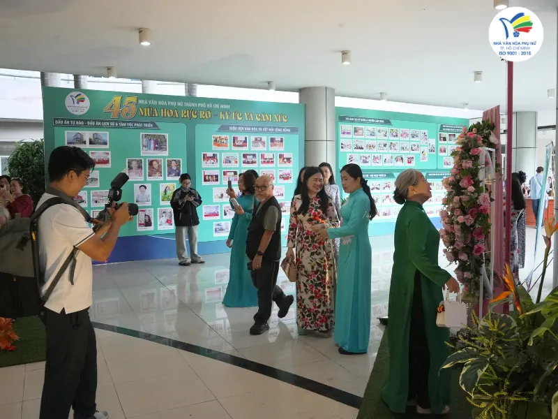 “45 MÙA HOA RỰC RỠ – KÝ ỨC VÀ CẢM XÚC”: NHÌN LẠI HÀNH TRÌNH QUA NHỮNG KHUÔN HÌNH 8 Tư liệu hình ảnh giúp kết nối ký ức giữa các thế hệ, giúp người trẻ hiểu hơn về quá trình phát triển trong 45 năm thành lập