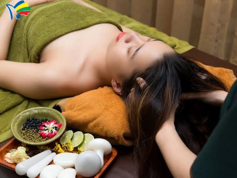 Gội đầu dưỡng sinh kết hợp làm sạch tóc với xoa bóp vùng đầu, vai, gáy giúp người được chăm sóc thư giãn.