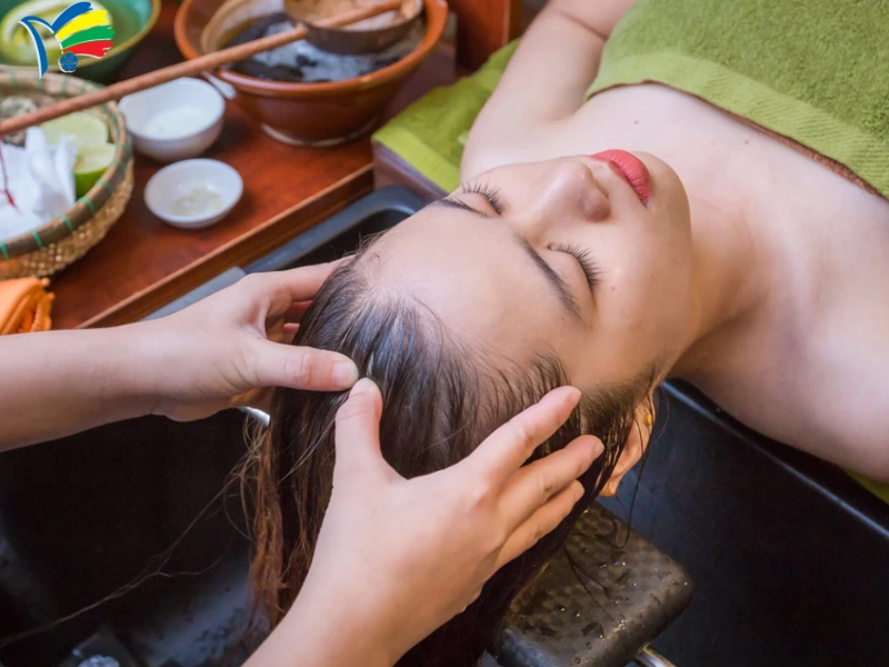 Mỗi thao tác xoa bóp được thực hiện chậm rãi, đều tay để mang lại cảm giác dễ chịu cho người được chăm sóc.