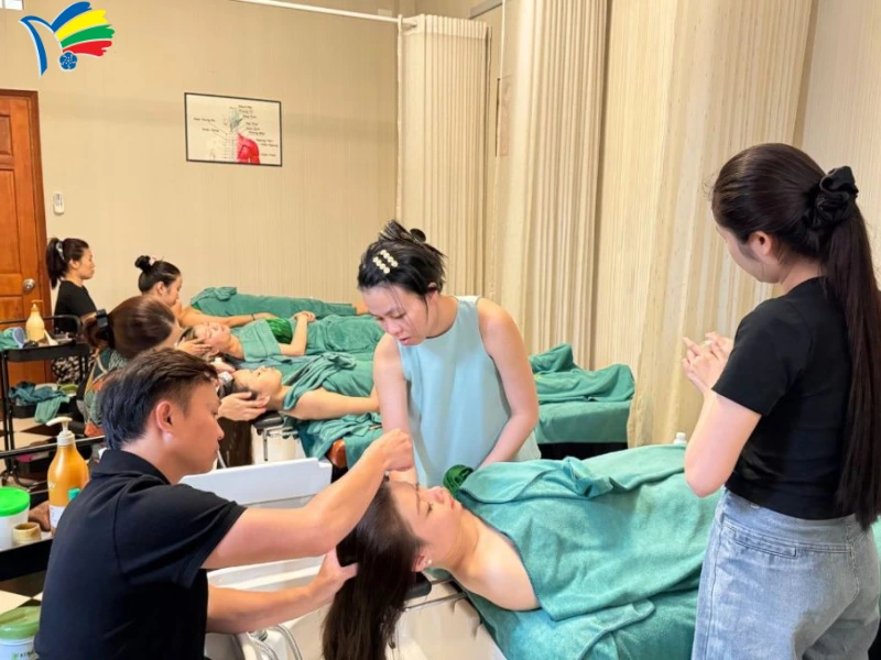 Thực hành trực tiếp dưới sự hướng dẫn của giáo viên giúp học viên nắm chắc từng bước gội đầu dưỡng sinh.