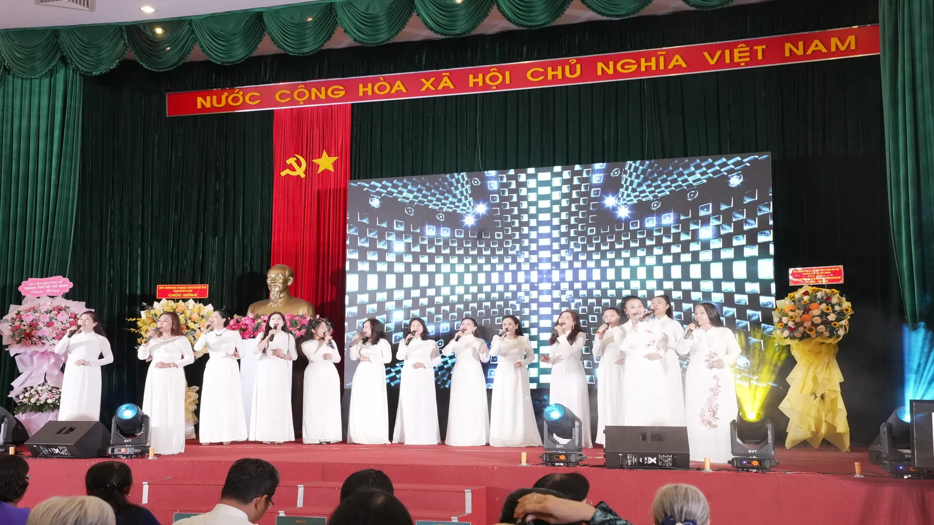 Sự kiện bắt đầu với những màn trình diễn nghệ thuật đặc sắc từ Câu lạc bộ Nữ nghệ sĩ Thành phố. Sự kiện bắt đầu với những màn trình diễn nghệ thuật đặc sắc từ Câu lạc bộ Nữ nghệ sĩ Thành phố.