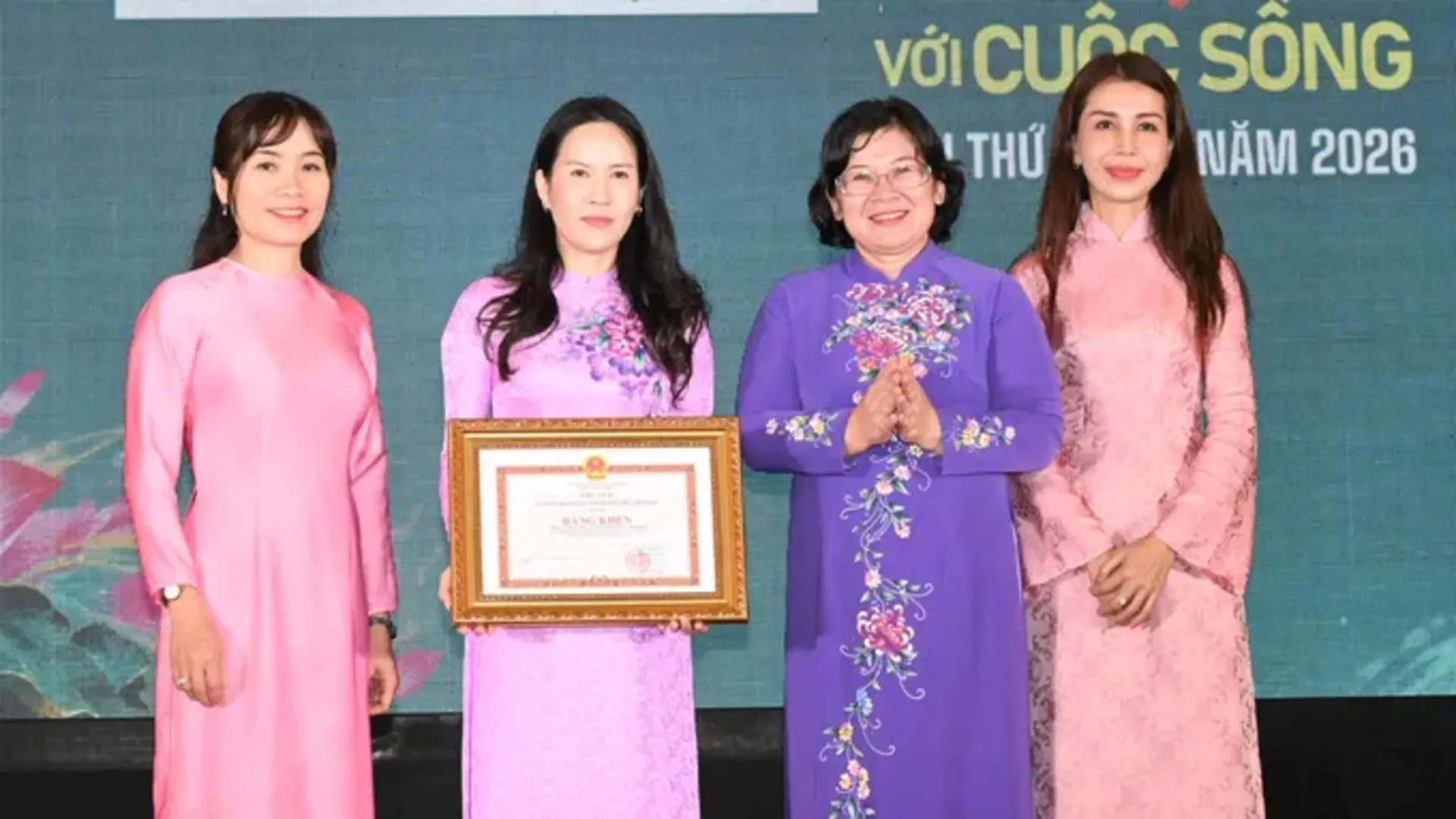 Phó Bí thư Thành ủy TPHCM Văn Thị Bạch Tuyết trao Bằng khen của Chủ tịch UBND TPHCM đến tập thể Nhà Văn hóa Phụ nữ Thành phố. Phó Bí thư Thành ủy TPHCM Văn Thị Bạch Tuyết trao Bằng khen của Chủ tịch UBND TPHCM đến tập thể Nhà Văn hóa Phụ nữ Thành phố.