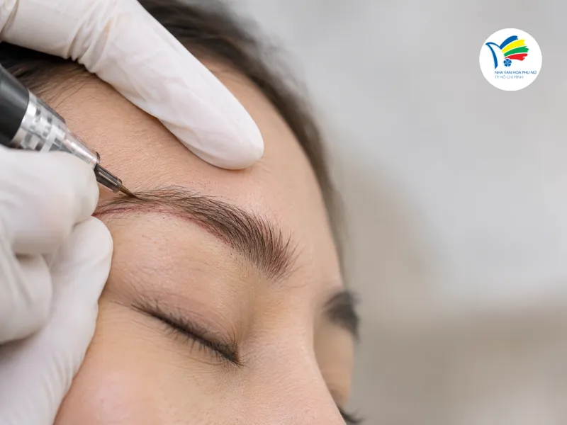 Màu sắc, độ đậm và phạm vi phân bố của nền mực cũ cần được quan sát kỹ trước khi lựa chọn hướng chỉnh sửa. 