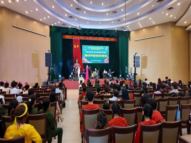 Vòng chung kết mang đến nhiều xúc cảm qua các ca khúc tôn vinh quê hương, gia đình và phụ nữ Việt Nam. Vòng chung kết mang đến nhiều xúc cảm qua các ca khúc tôn vinh quê hương, gia đình và phụ nữ Việt Nam.